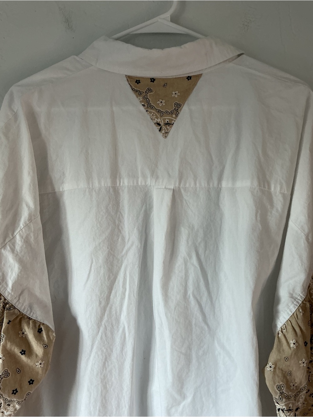 POL Oversized White Button-Down Shirt with Tan Bandana Details - Picture 9 of 10